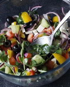 Греческий салат с рукколой