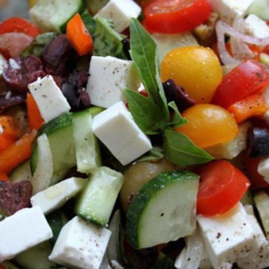Рецепт греческого салата с цукини, сыром фета и базиликом
