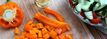 греческий салат с цукини, сыром фета и базиликом. Шаг 6