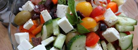 греческий салат с цукини, сыром фета и базиликом. Шаг 7