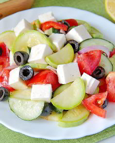 Греческий салат с цуккини и помидорами