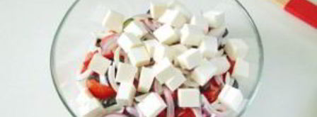 греческий салат с цуккини и помидорами. Шаг 9