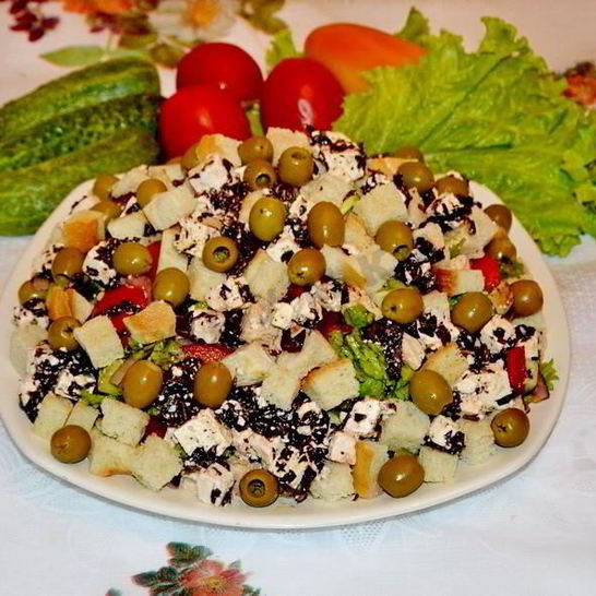 Рецепт классического греческого салата с сухариками и курицей