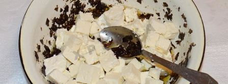 классический греческий салат с сухариками и курицей. Шаг 5