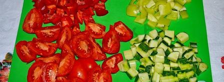 классический греческий салат с сухариками и курицей. Шаг 6