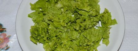 классический греческий салат с сухариками и курицей. Шаг 8