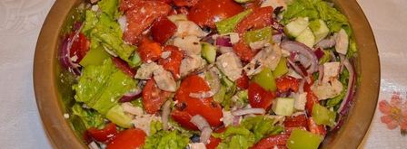 классический греческий салат с сухариками и курицей. Шаг 9