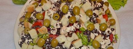 классический греческий салат с сухариками и курицей. Шаг 10