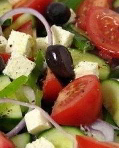 Овощной салат по-гречески с оливковым маслом