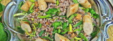 теплый салат из гречки с колбасками и сыром. Шаг 12