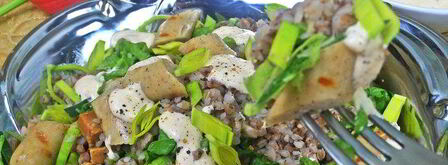 теплый салат из гречки с колбасками и сыром. Шаг 16