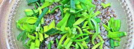 теплый салат из гречки с колбасками и сыром. Шаг 4