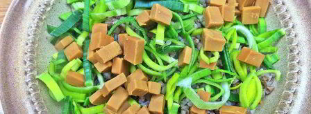 теплый салат из гречки с колбасками и сыром. Шаг 7