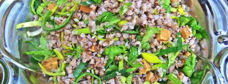 теплый салат из гречки с колбасками и сыром. Шаг 9