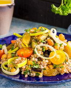 Теплый салат с гречкой и нутом