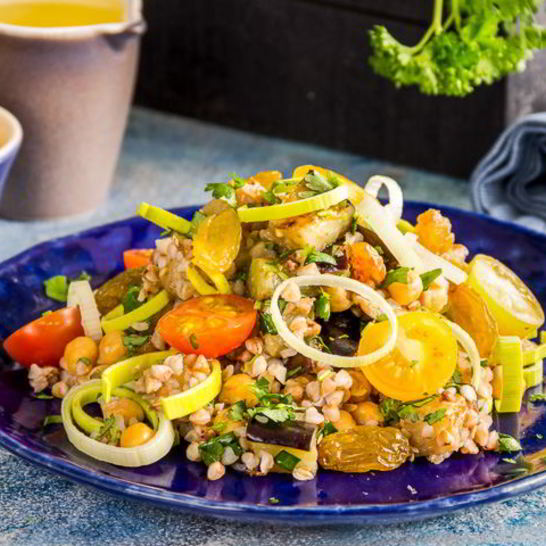 Рецепт теплого салата с гречкой и нутом