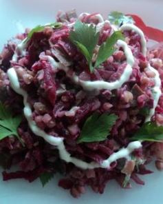 Теплый салат с гречкой, свеклой и грибами