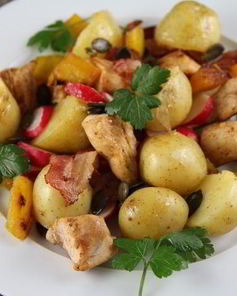 Картофельный салат с курицей, беконом и редисом