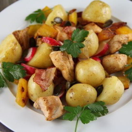 Рецепт картофельного салата с курицей, беконом и редисом