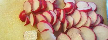 картофельный салат с курицей, беконом и редисом. Шаг 4