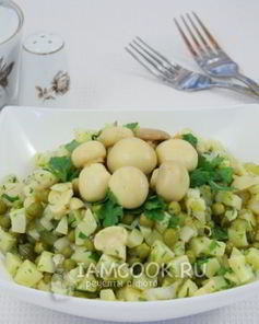 Картофельный салат с маринованными грибами