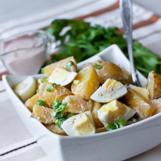 Рецепт картофельного салата с яйцами и горошком