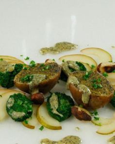 Салат из картофеля, груш и орехов пекан