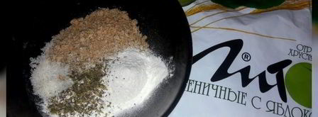 салат с картофелем, скумбрией и крекерами из отрубей. Шаг 3