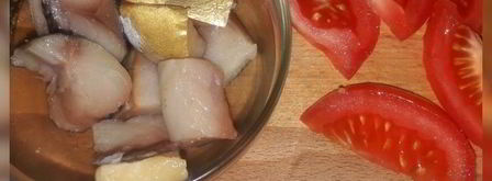 салат с картофелем, скумбрией и крекерами из отрубей. Шаг 6