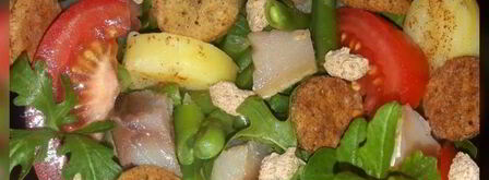 салат с картофелем, скумбрией и крекерами из отрубей. Шаг 8