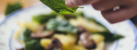 теплый салат с молодым картофелем и хрустящим беконом. Шаг 7