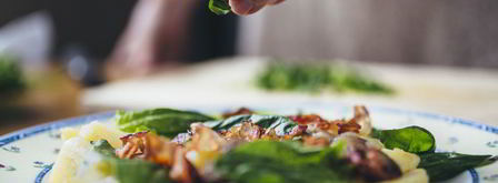 теплый салат с молодым картофелем и хрустящим беконом. Шаг 9