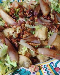 Лионский салат с карамелизированным луком и орехами