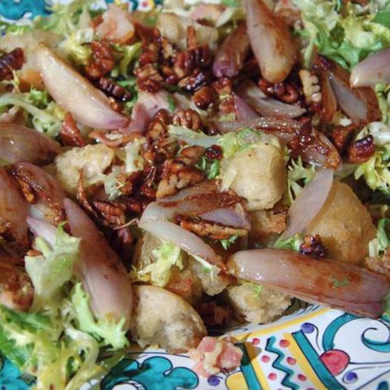 Рецепт лионского салата с карамелизированным луком и орехами