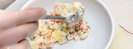 оливье с крабом. Шаг 7