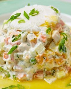 Оливье с куриной грудкой и яйцом пашот