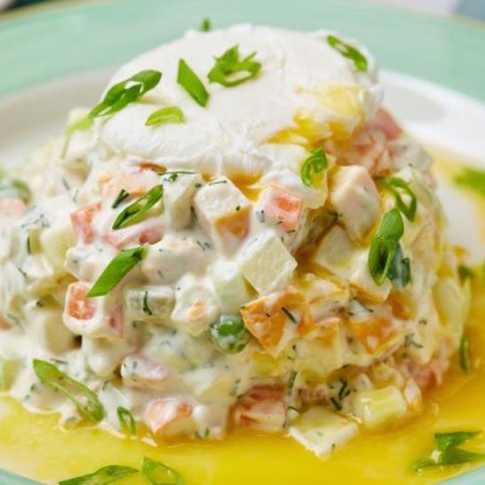 Рецепт оливье с куриной грудкой и яйцом пашот