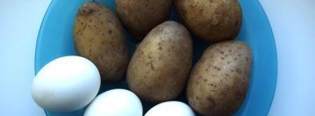 оливье с семгой и красной икрой. Шаг 3