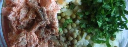 оливье с семгой и красной икрой. Шаг 7