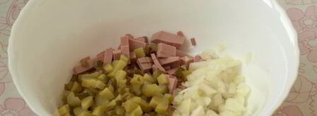 салат оливье с колбасой и горошком. Шаг 7