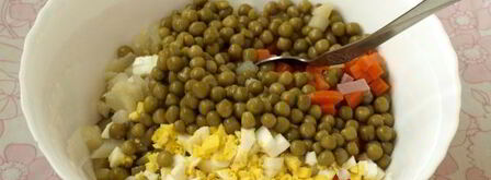 салат оливье с колбасой и горошком. Шаг 10