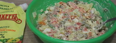 салат оливье с семгой и красной икрой. Шаг 6