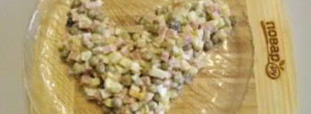 салат оливье в виде петуха. Шаг 8