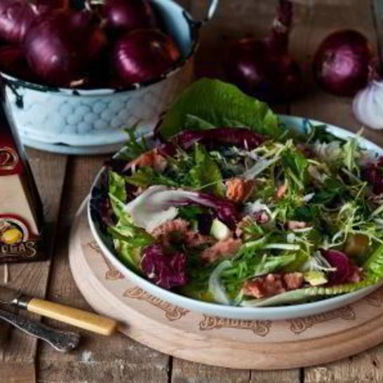 Рецепт салата из копченой рыбы с авокадо, красным луком и сыром