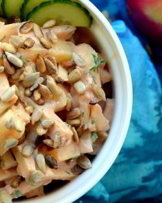 Салат из овощей и фруктов с оригинальной заправкой