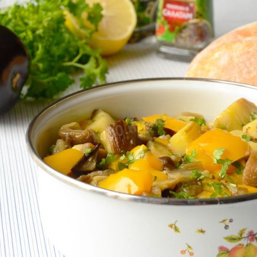 Салат из печеного болгарского перца и баклажанов