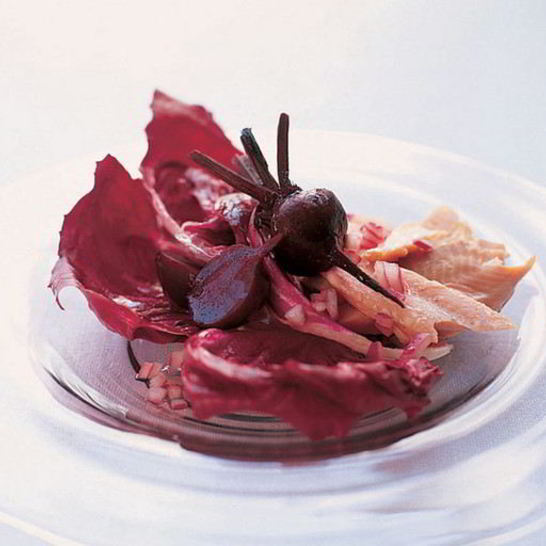 Рецепт салата из печеной свеклы и копченой форели