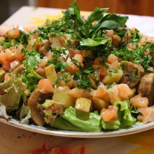 Салат из семги с овощами