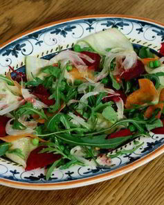 Салат из свежих овощей с мятой