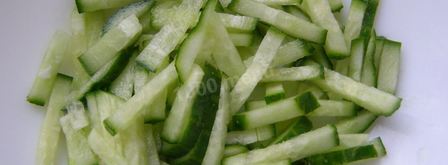 салат крабовые палочки кукуруза огурец. Шаг 6